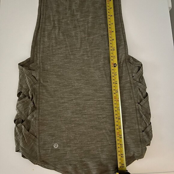 3 Lululemon tanks in XS (Size 4) in excellent condition - Picture 8 of 16